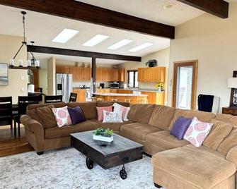 A+ Country Getaway | Rooftop Deck | Pet Friendly - Sterling - Living room