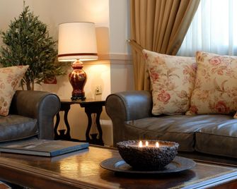 Athens Atrium Hotel & Jacuzzi Suites - Athens - Living room