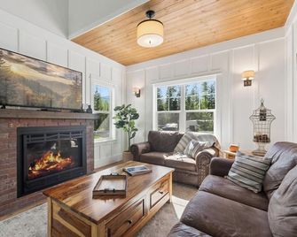 Immaculate Farm Cottage on 8 Acres - Minutes from Glacier National Park - Martin City - Living room