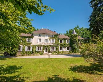 Château Des Ayes Lodging Wedding Seminar Restaurant - Saint-Étienne-de-Saint-Geoirs - Edificio