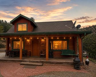 Bodfish Ranch/ sleeps 14 / secluded on 3.5 acres - Lake Isabella - Edificio