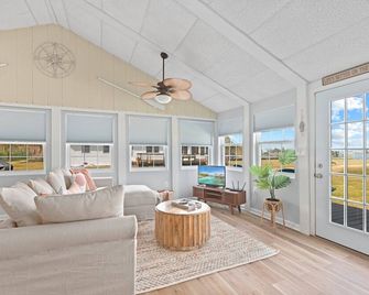 Cozy Sunrise Waterfront Cottage & Dock - Scotland - Living room