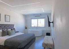 Phaedrus Living: Plateia Suite Verde - Nicosia - Bedroom