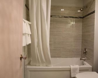Skylite Motel - Parksville - Bathroom