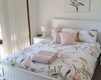 Beautiful Lake View Cottage. Newly Renovated. A Few Steps From Lake - Lake Haven - Habitación