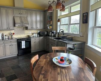Casa Rotunda: A Cozy Catskills Escape - Margaretville - Kitchen