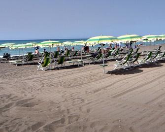 Hotel Riva Dei Cavalleggeri - Bibbona - Beach