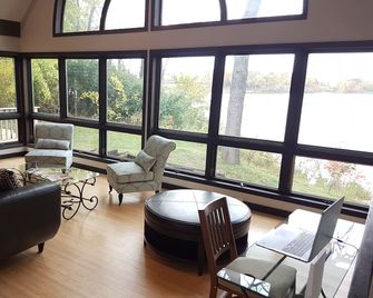 Rarely available Lake home for your getaway. - Wayzata - Sala de estar