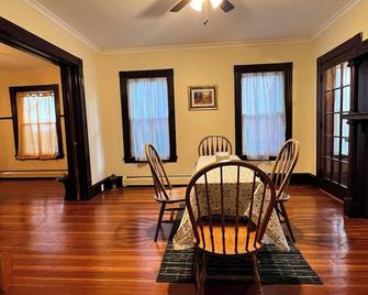 Holyoke House Oasis - Calm Trips - Holyoke - Dining room