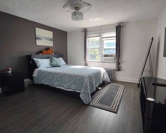 Min walk to Falls, all Attractions. 3 over size Brs,4 bed 2 sofabed Large Patio - Niagara Falls - Bedroom