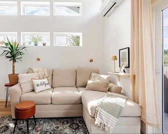Lovely 1-bedroom cottage with AC in charming Monroe Private outdoor patio - Monroe - Wohnzimmer