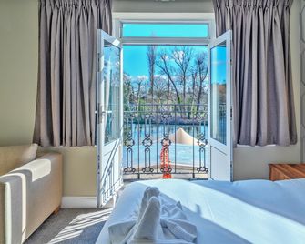 Uno Thames Hotel -Reopened Brand New Again -Free Parking - מיידנהד - חדר שינה