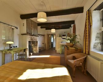 Holidays in the South of Ardeche in a beautiful old stone house - Barjac - Schlafzimmer