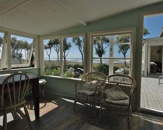 An historic holiday house right on the beach - Waipukurau - Balcony