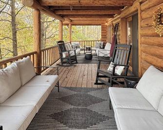 Stunning XL Log Cabin In Bloomington, Il! 2 Game Rooms + Hot Tub & Sauna! - Bloomington - Balcony