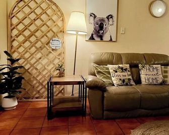Timberloo Cottage 6 (1 Queen Bed) Spa & Wood Stove - Kalimna - Sala de estar