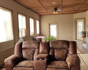 I would like to welcome you to the petticoat Junction, Colorado!!! - Grand Junction - Living room
