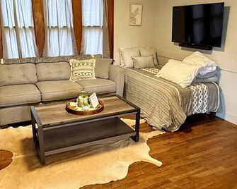 House 7 Beds, 2 Baths Farmstay At Pygmy - Byron Center - Sala de estar
