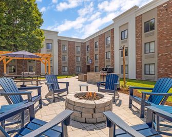 Holiday Inn Express Plattsburgh By IHG - Plattsburgh - Binnenhof