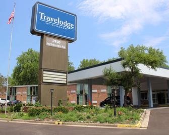 Travelodge by Wyndham Water's Edge Hotel - Racine - Racine - Building