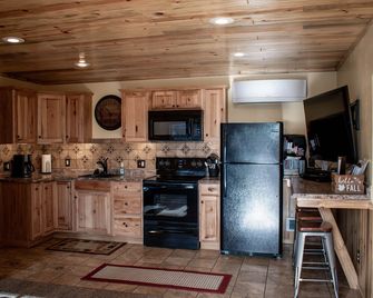Cordingleys' Cozy Cottage Near Island Park, West Yellowstone, and Jackson WY - Ashton - Kitchen