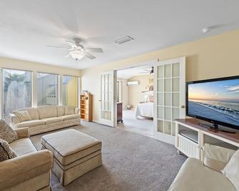 Waterview Townhome In Navarre Florida! Sleeps 8; Complex Includes Pool, - Navarre Beach - Living room