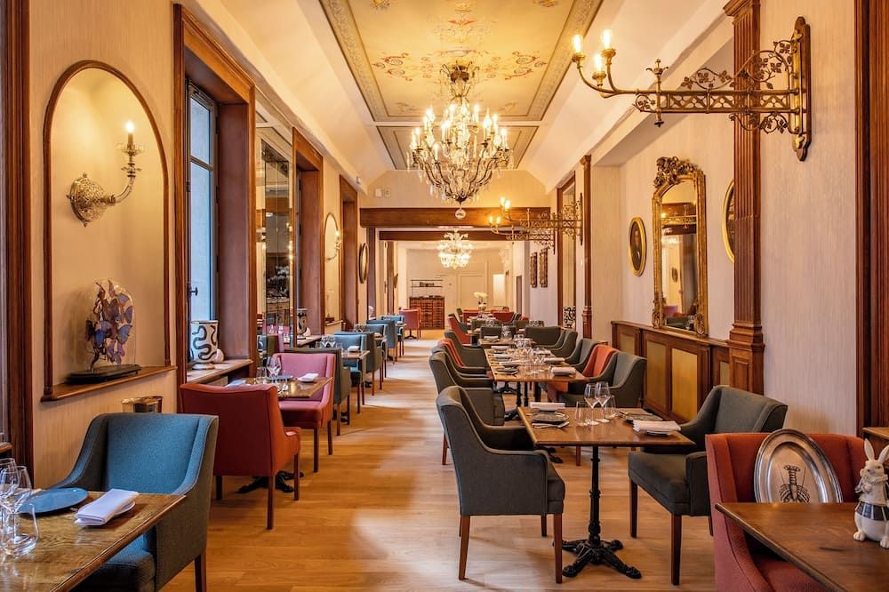 أوتل دي لا بوست آه فالون، بورجوني