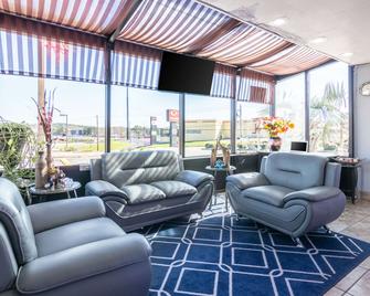 Econo Lodge Inn & Suites Macon North - מייקון - טרקלין