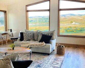 Retreat With Gorgeous Views, Close To Rmnp, Hiking, Biking, & Fishing - Granby - Living room
