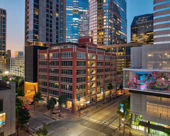 Reside Houston Downtown, a Wyndham Residence - Houston - Building