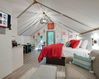 #8 (Game Room) Luxury Glamping Tent Arcade Theme - Scottsboro - Schlafzimmer