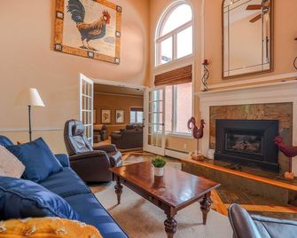 Foxtail Spacious 6-bedroom home in beautiful Oakley Ut with Hot tub. - Kamas - Living room