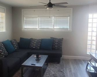 Modern Iron Range Retreat · 1BR in Historic Hibbing - Hibbing - Sala de estar