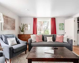 Spacious 1-bedroom vacation unit just 4 minutes to University of Washington - Seattle - Living room