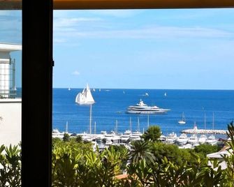 Renovated apartment, top floor, sea view, landscaped terrace 40m2, - Beaulieu-sur-Mer - Balcony