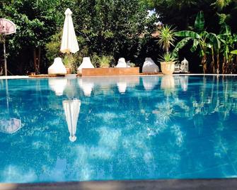 Traditional stone cottage with stunning garden in historic Kaya village. - Kayaköy - Pool