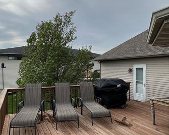 Large home on golf course, close to Seven Oaks, Ledges Park & ISU. Sleeps 12+ - Boone - Balcony