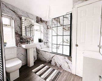 The Serene Stays - 3 Bed Home in Oldham Manchester - Oldham
