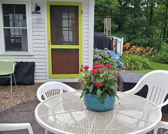 Quaint Cottage in Private Wooded Setting | Close to Lakes | Dogs Welcome - Wolfeboro - Patio