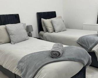 Sleeps 6- Private Garden-Family Pet Friendly - Croydon - Bedroom