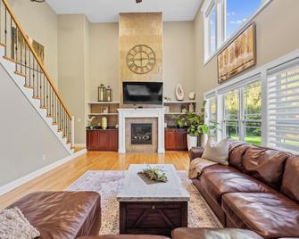 Home theater, pool, spa close to SU, Downtown - Fayetteville - Living room