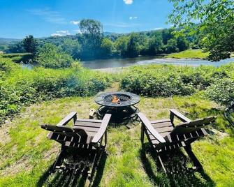 Airstream Basecamp on river w/hot tub near Stowe - Cambridge - Patio