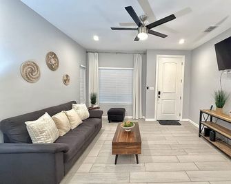 The house Wren! A beautifully modern duplex house centrally near all attractions - Brownsville - Living room