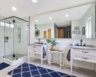 Tulare Vintage Soul House: Pet Friendly, Gym and Bar - Tulare