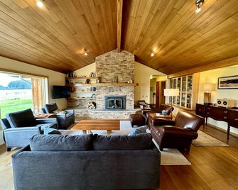 Elegant Vacation Home with Aspen Grove & Mountain Views near Ennis Lake in McAllister, Montana - McAllister - Living room