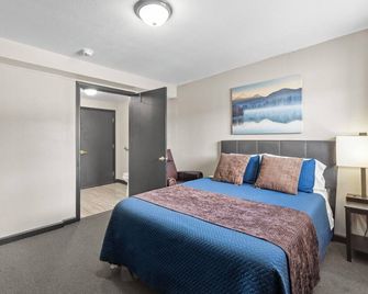Ada Deluxe Queen Bedroom (River Access) - Lava Hot Springs