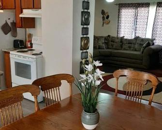 \'Entire Rancher Home\' - Lewiston - Living room