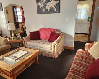 Spacious luminescence apartment with Patio. Pet-Friendly - Austin - Living room
