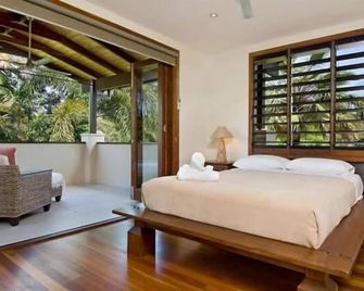 5 bedroom 5 bathroom, private poolside cabana bedroom, Beach 20meters - Port Douglas - Bedroom