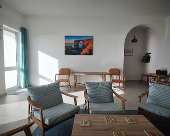 Spacious and comfortable seafront apartment, exceptional views in quiet setting - Għajnsielem - Wohnzimmer